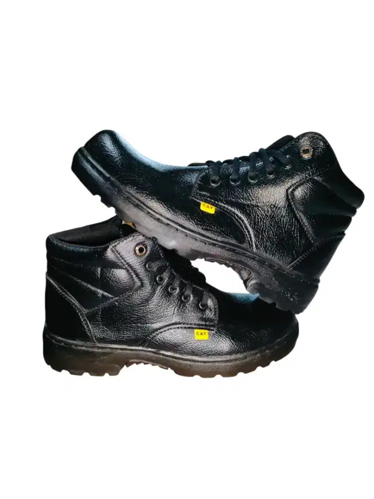 Sepatu safety boot