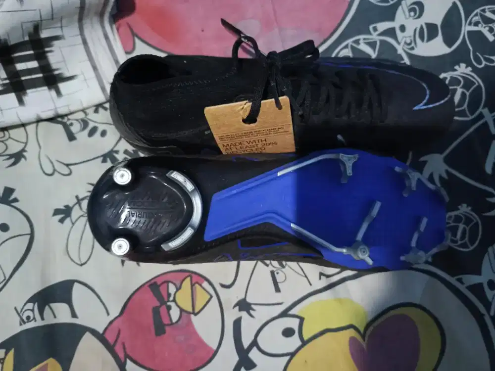 Sapatu bola merek nike