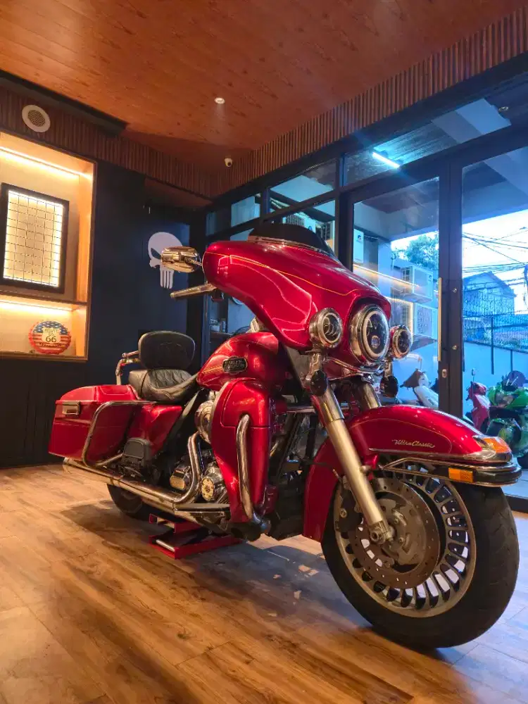 Harley Davidson Electra Glide Ultra Classic
(STREETGLIDE LOOKS & MODS)