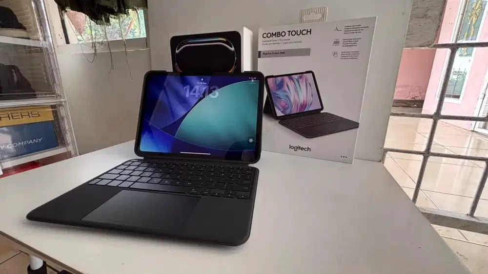 Ipad pro 11 inch m4 512gb + logitech combo keyboard