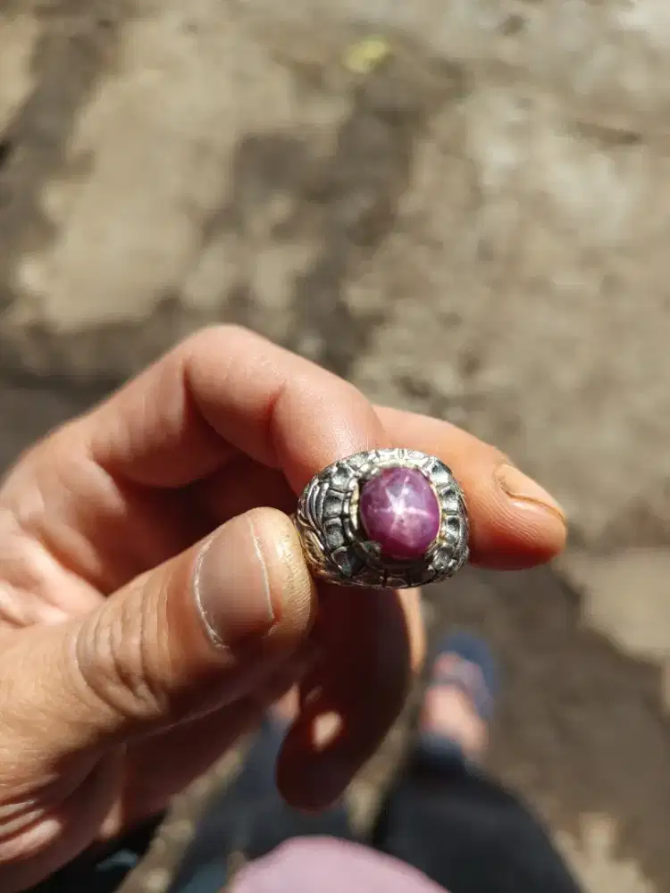 Batu mulia Ruby star