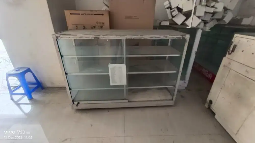 Etalase kaca 150 cm
