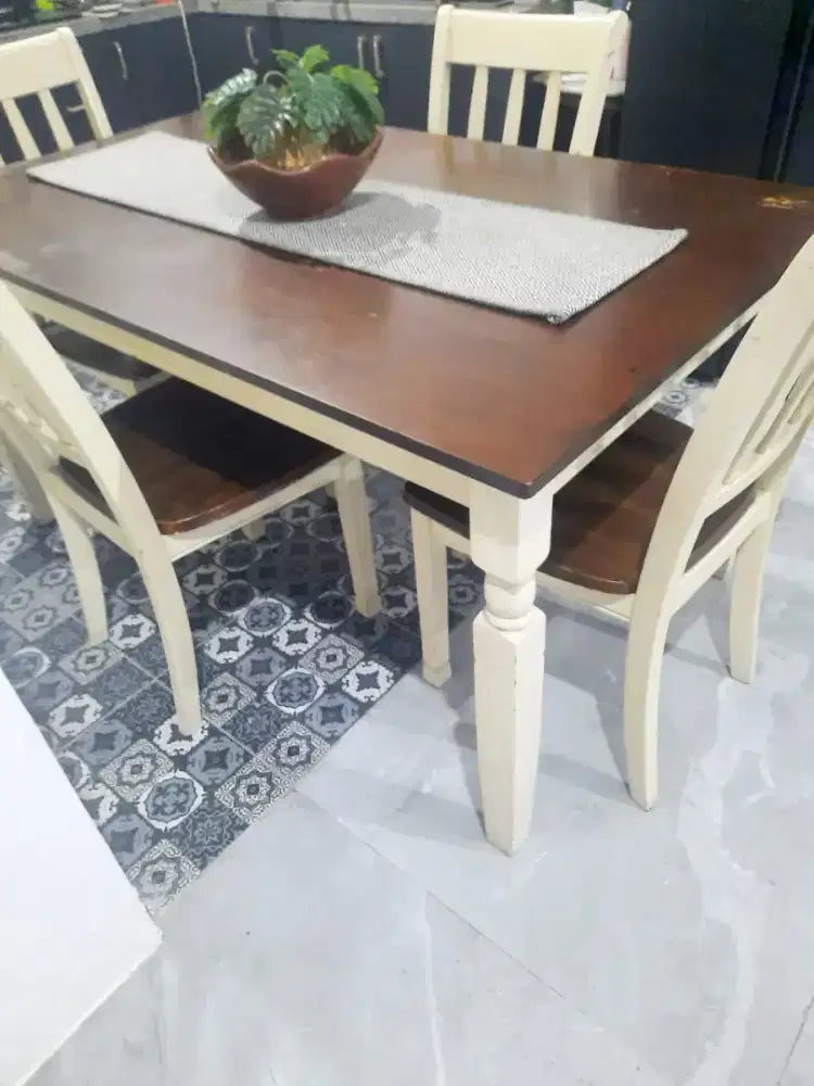 Jual 1 set meja makan informa