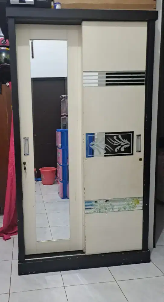 Lemari minimalis hitam putih