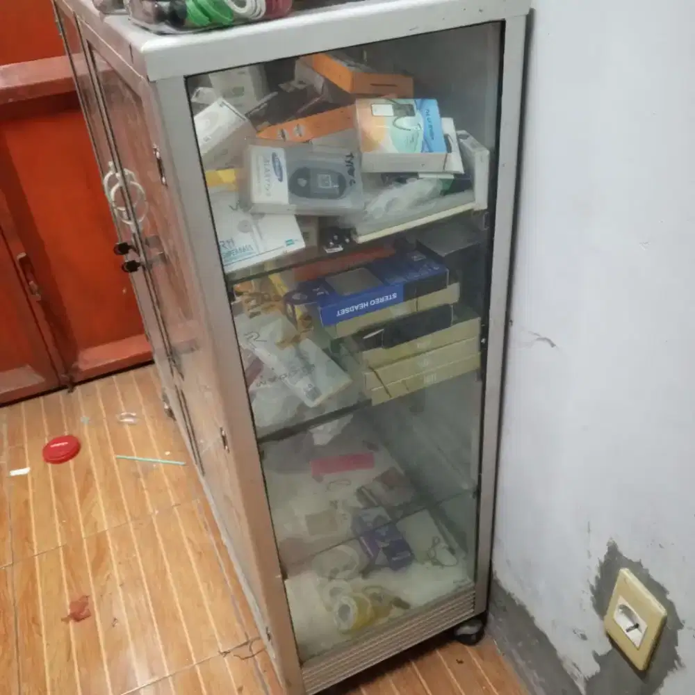 Etalase alumunium kaca ukuran 1 meter x 1 meter