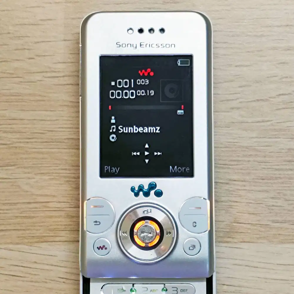 Preloved Sony Ericsson Walkman W580 W580i Silver