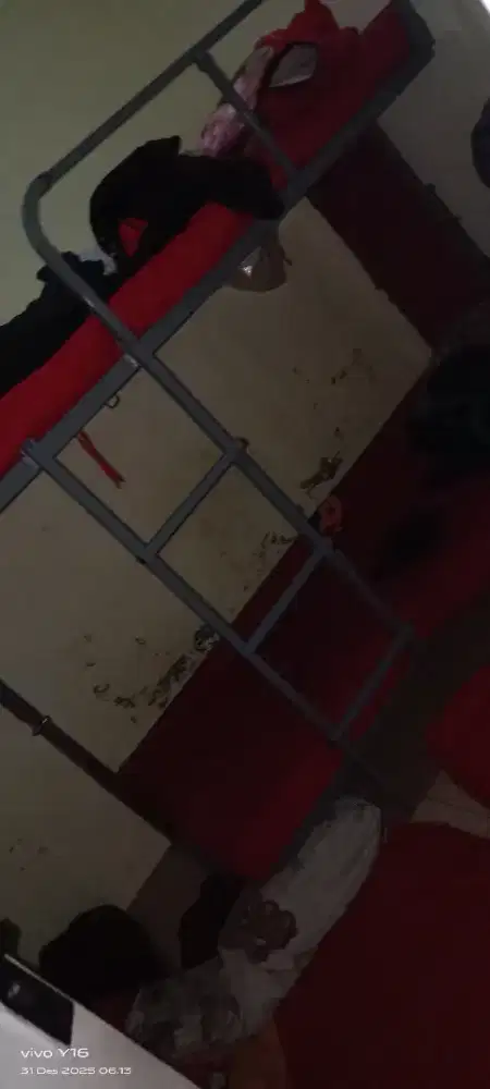 Ranjang besi tingkat