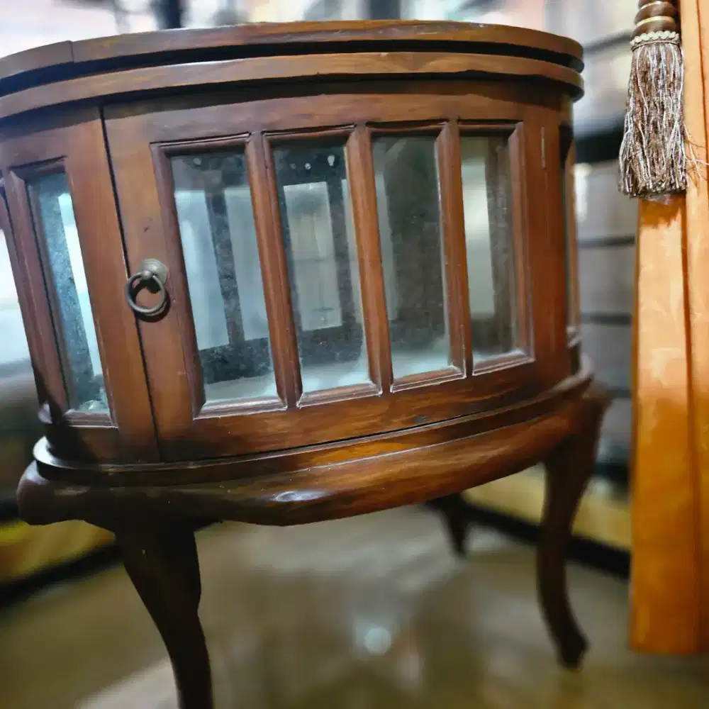 Meja lemari kaca oval (p 70cm x L45cm x t71cm)