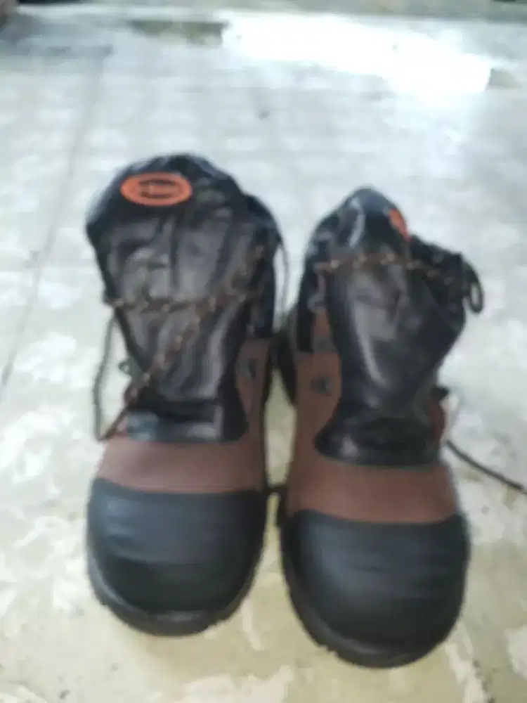 Menjual sepatu Dr. Osha