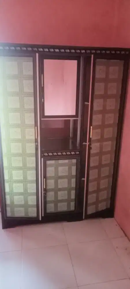 Di jual lemari kaca tiga pintu