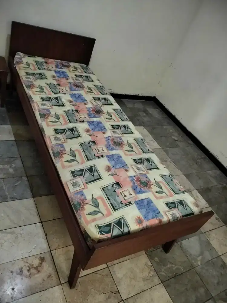 Ranjang, kursi kecil, meja kecil, meja besar tv,