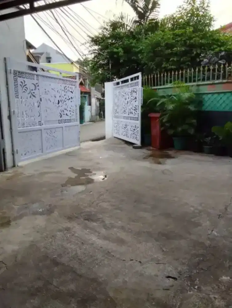 Kost an pinggir jalan besar dekat stasiun pasar Minggu