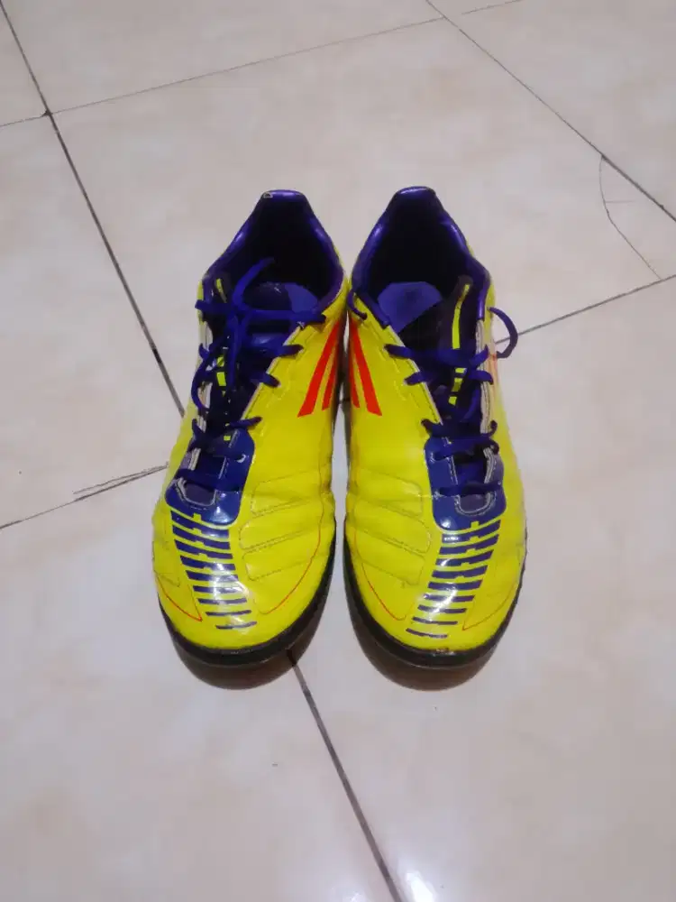 sepatu futsal Adidas