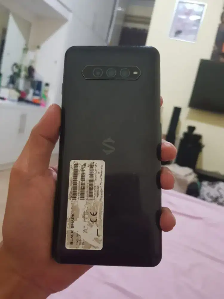 XIAOMI BLACKSHARK 4 5G 8/128 HP CHARGER AJA, LCD ADA GORES TIPIS