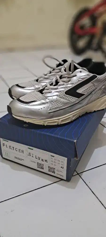 Sepatu Fletcher Silver