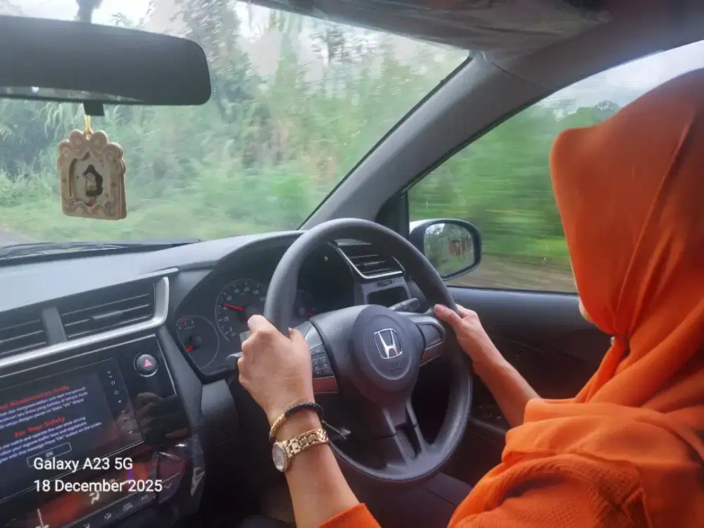 pelatih kursus mengemudi