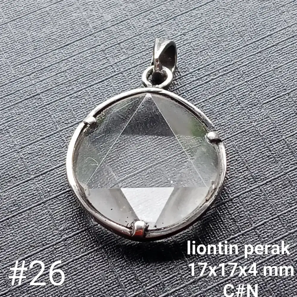 Liontin perak, batu rock crystal/ kinyang