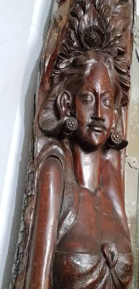 Patung bali relief di batang pohon
