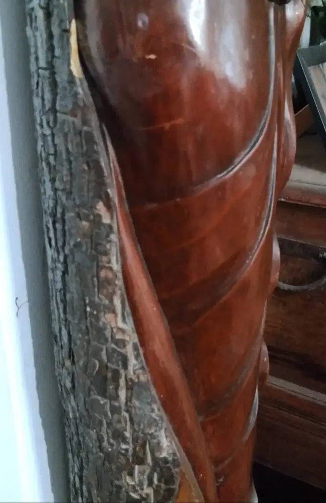 Patung bali relief di batang pohon