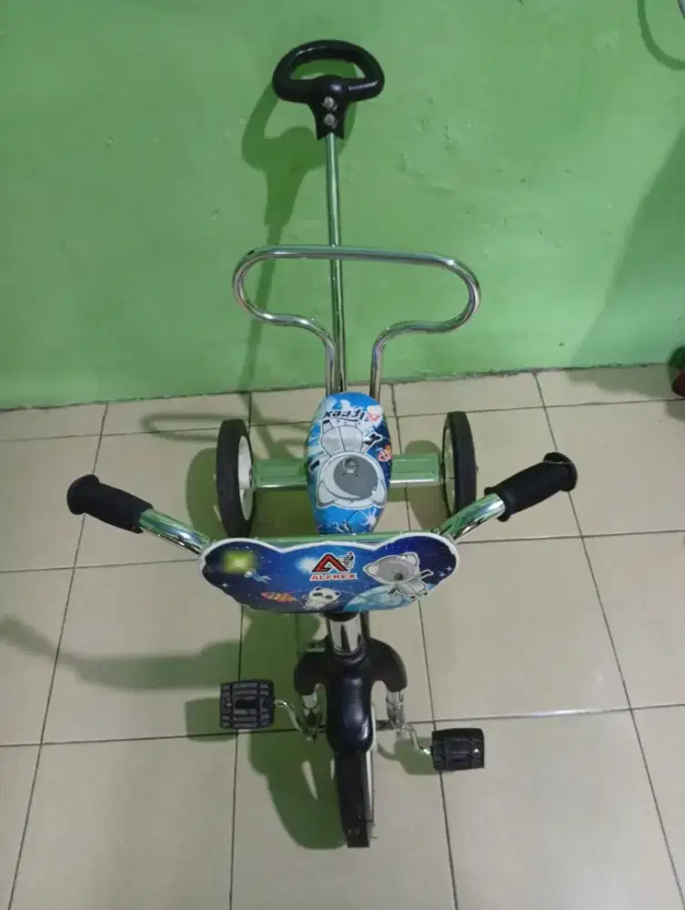 Sepeda anak roda tiga