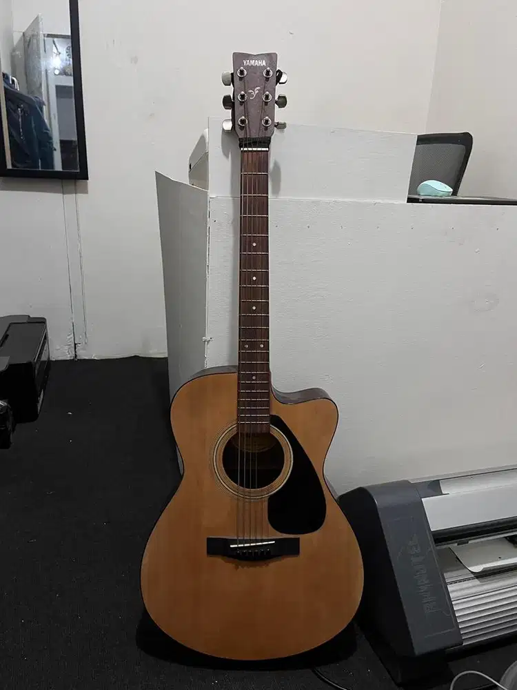 gitar akustik Yamaha FS100C