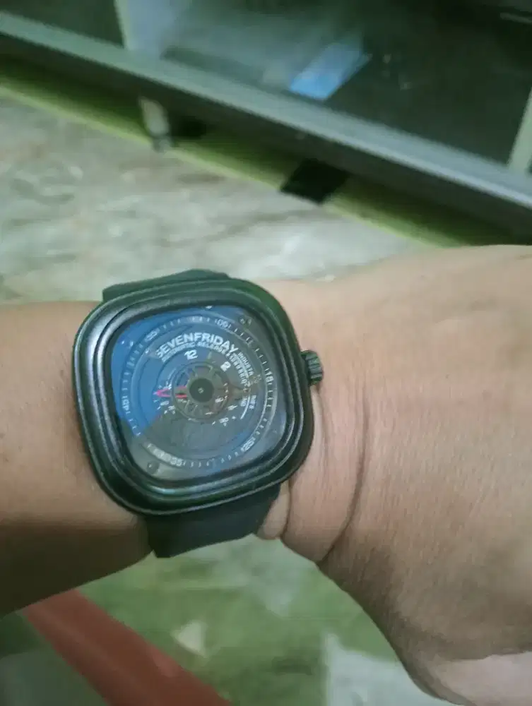 Jam tangan pria SevenFriday