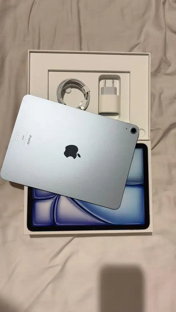 LIKE NEW! Ipad Air 11 inch 256GB Blue