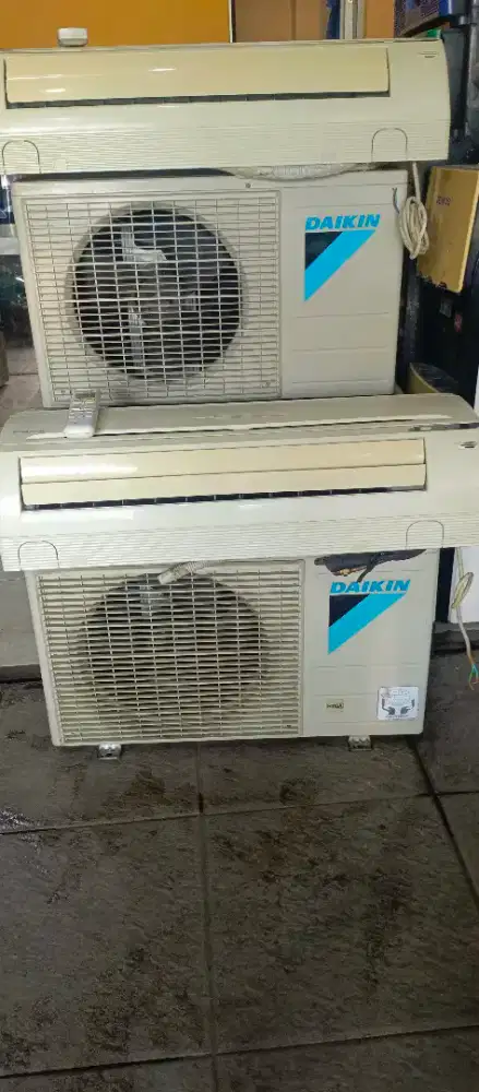 AC split merk Daikin Thailand 3/4 PK dingin bagus bergaransi.