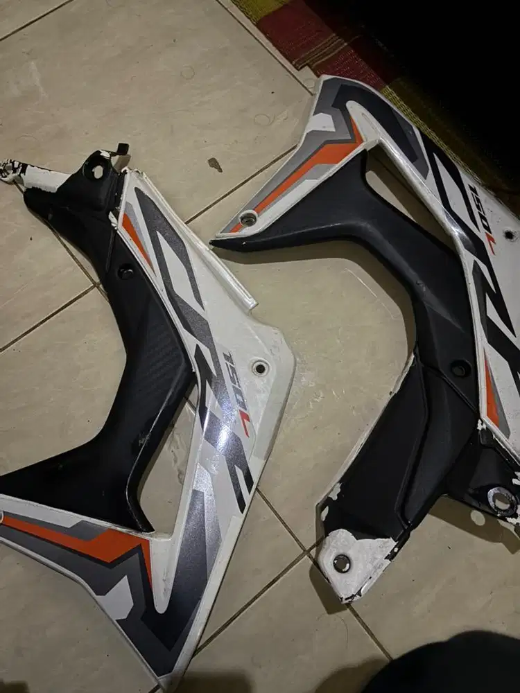 Body crf putih hitam