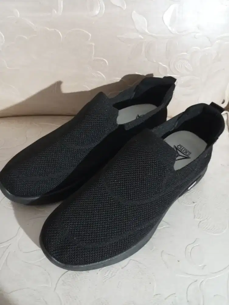 Sepatu Kasual Pria Hitam