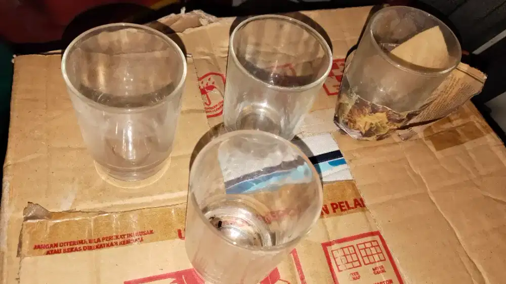 Gelas beling kecil dan termos nasi/es