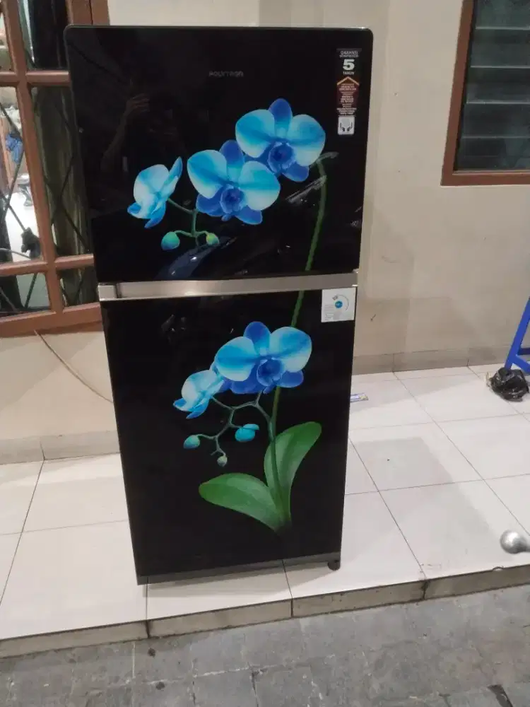 Di jual kulkas polytron 2 pintu tanpa salju mulus normal
