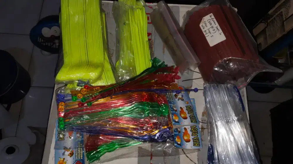 Bangku dan sendok plastik