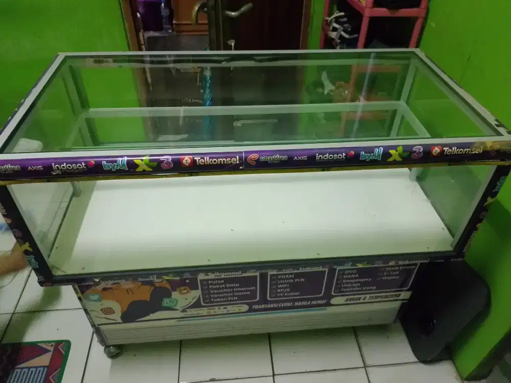 Etalase jual vouche dan kartu dan hp