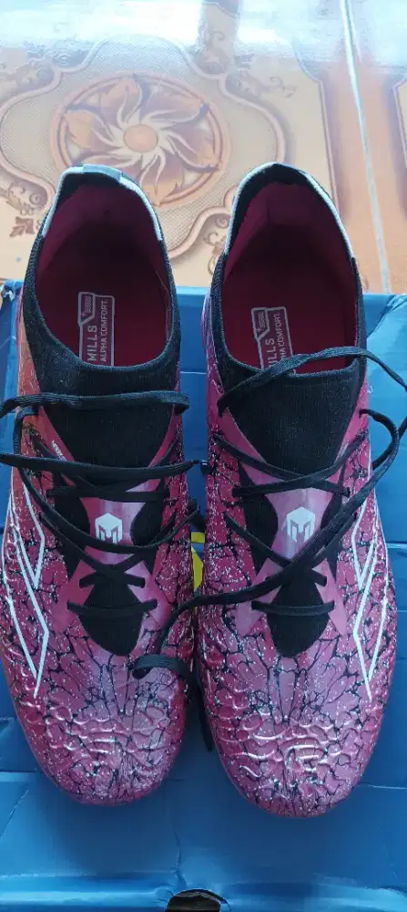 Sepatu bola mills cyclops spectra size 43