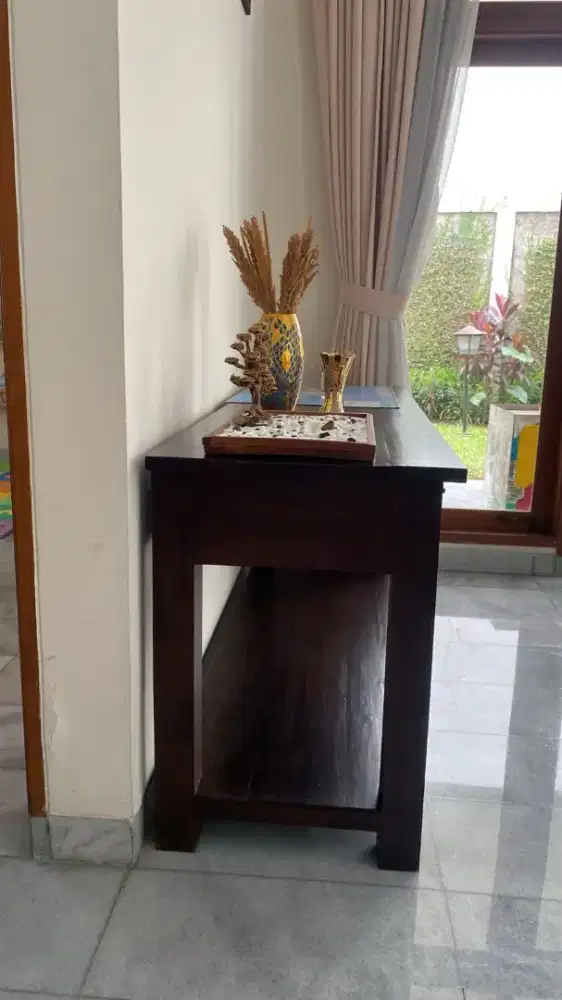 Meja konsol minimalis