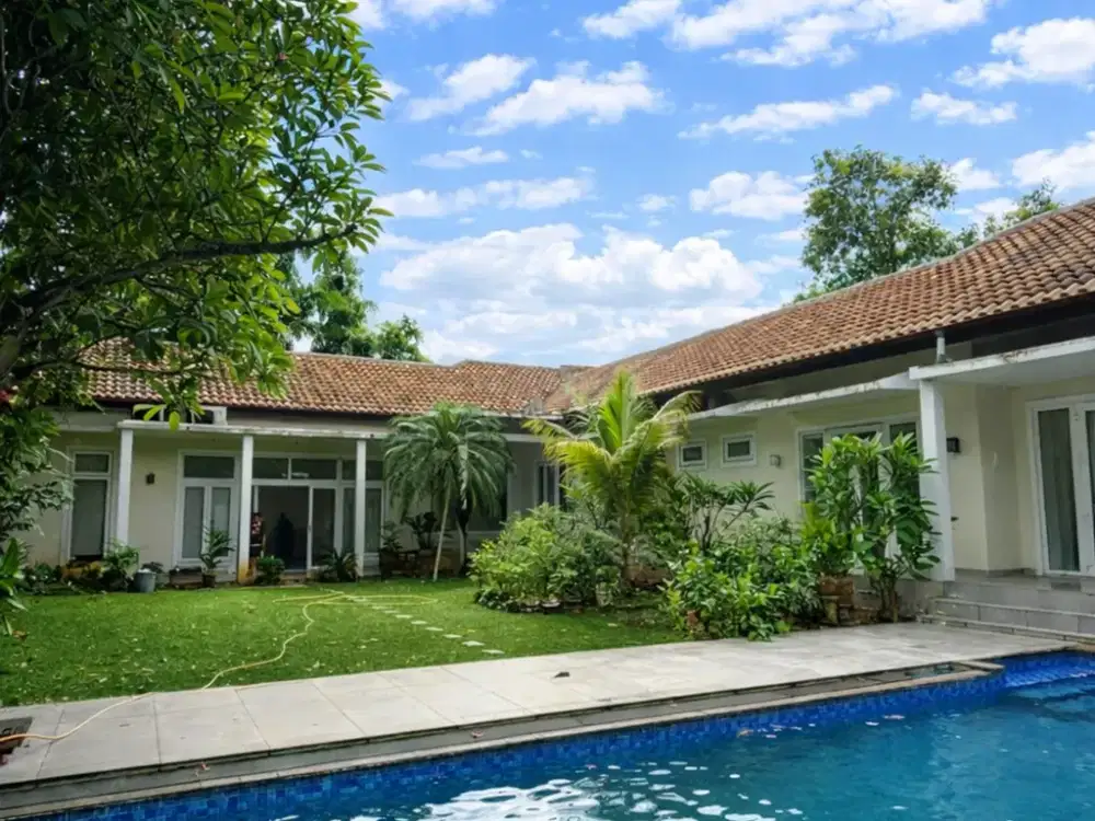 Exclusive Single Storey Home in Kemang | Luas, Hijau & Private Pool