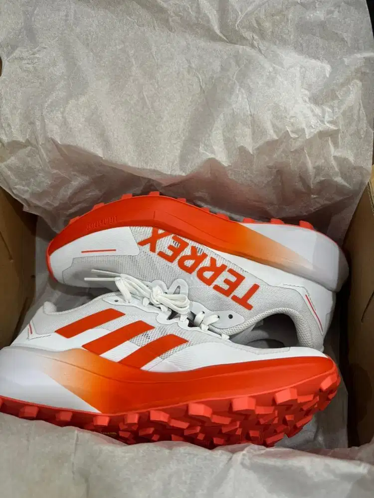 Sepatu adidas hiking & running terrex