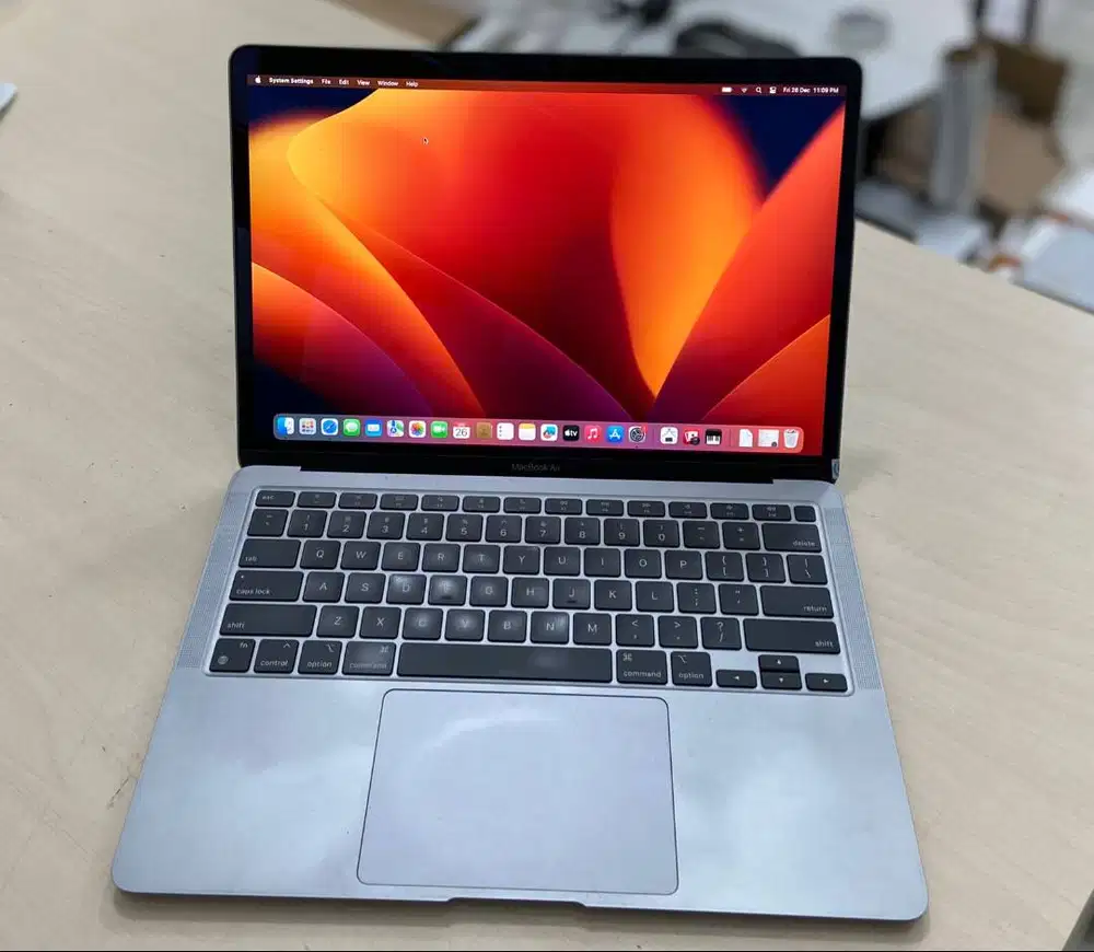 Apple Macbook Air 2020 Core M1 Ram 16GB Layar 13,3inch Second  N-EC