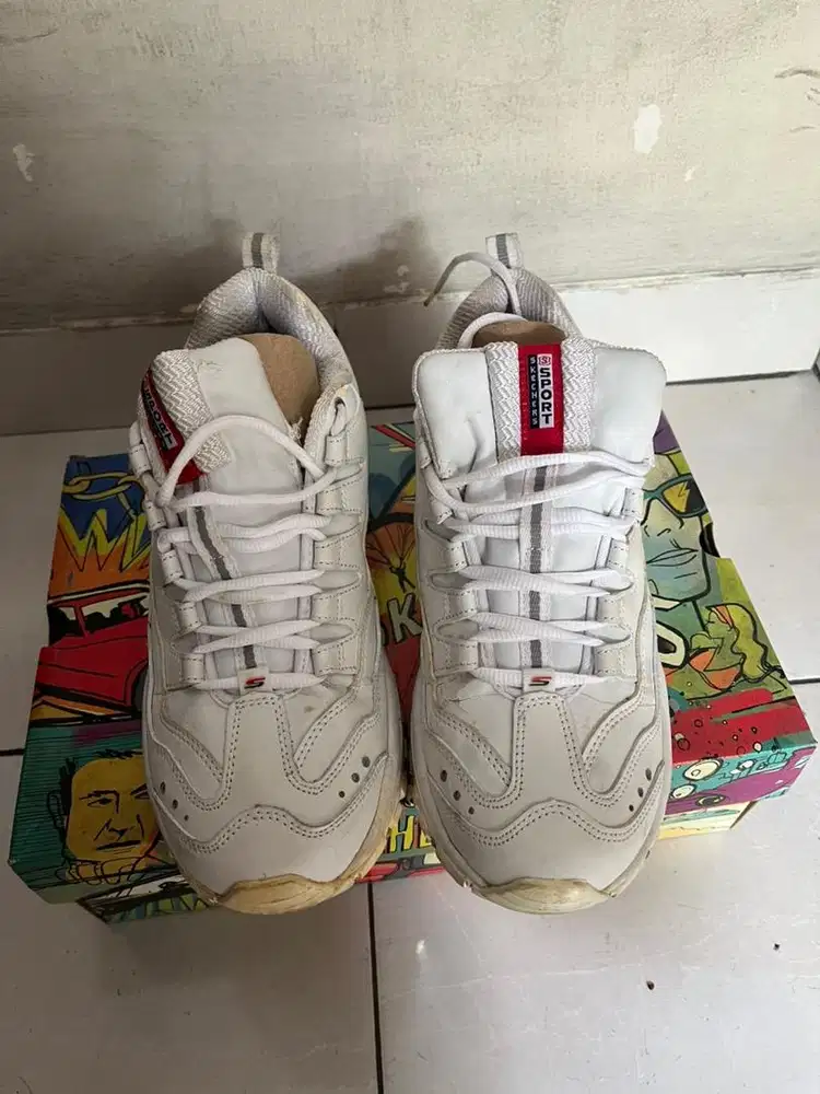 Sepatu skecher putih