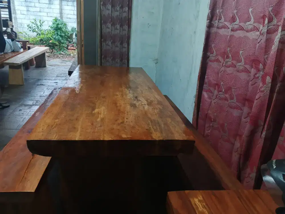 Meja makan antik teras