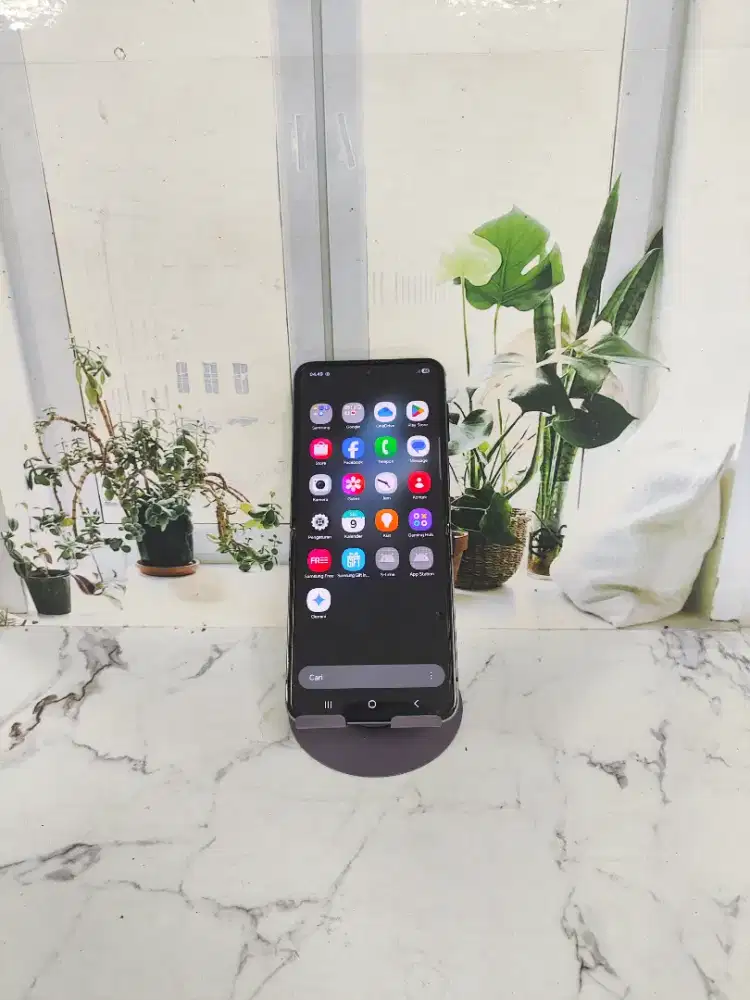 Jual hp Samsung z flip 4 RAM 8/128 kondisi ada tompel item dikit