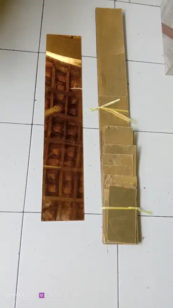 Akrilik & hpl kuning emas