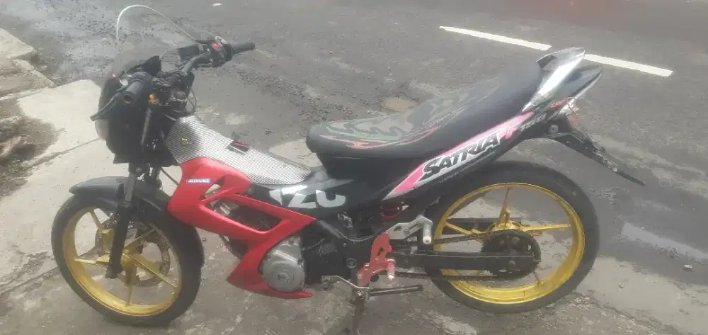 Di jual motor suzuki satria fu tahun 2010 surat bpkb saja pajak of oke