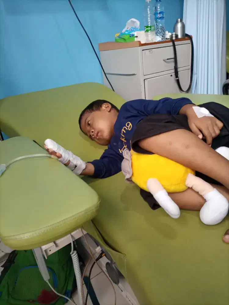 Tolong bantu beli barang2 sy buat berobat anak