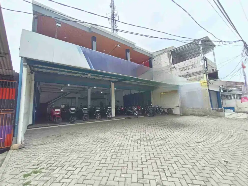 Di sewakan  ruang usaha  yg sangat  strategis,  ex Showroom  Motor,  di Bekasi Timur.