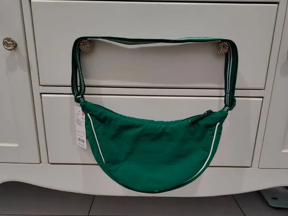 Uniqlo Tas Bahu / Selempang Mini Bulat Wanita Original Hijau
