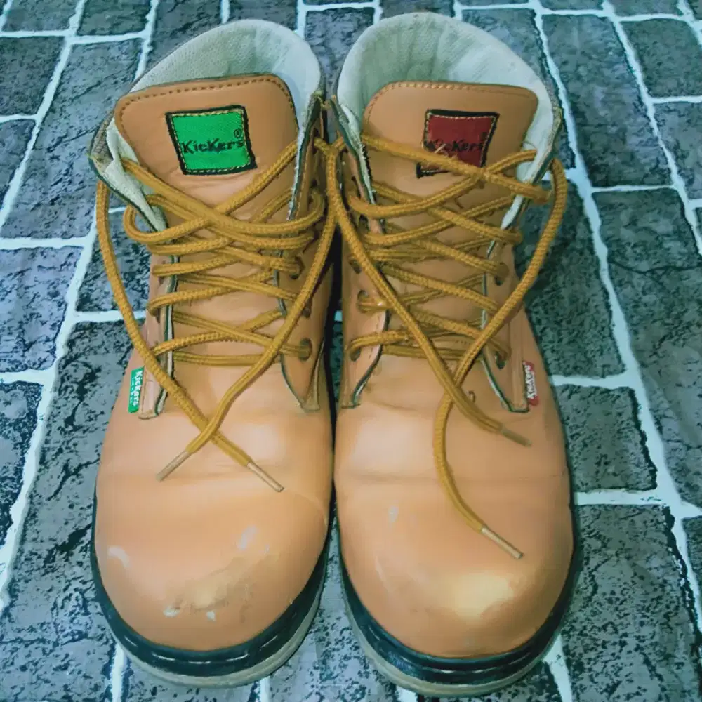 Sepatu kulit Kickers kuran. 39