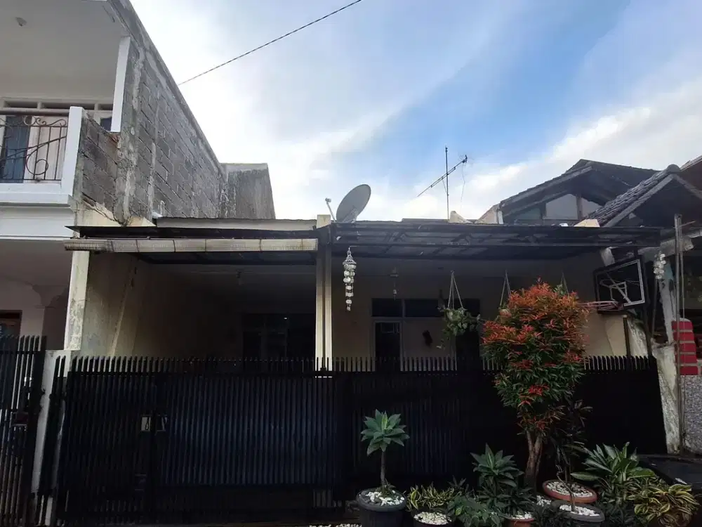DIJUAL CEPAT RUMAH   Di  daerah Antapani Lingkungan aman dan nyaman, bebas banjir, keamanan 24Jam, row Jalan 2 mobil. Harga di bawah pasaran di area s