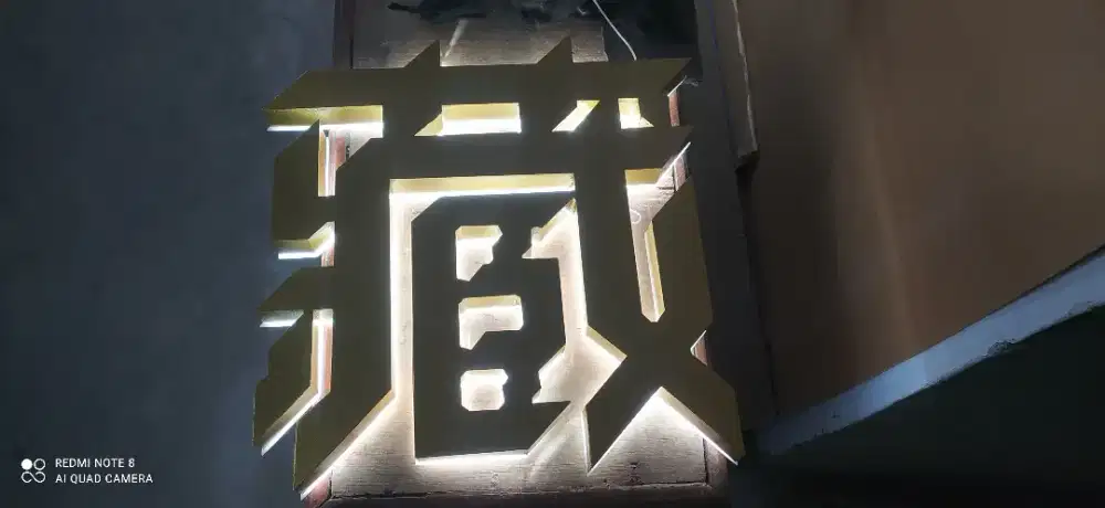 Neon boxx dan huruf timbul